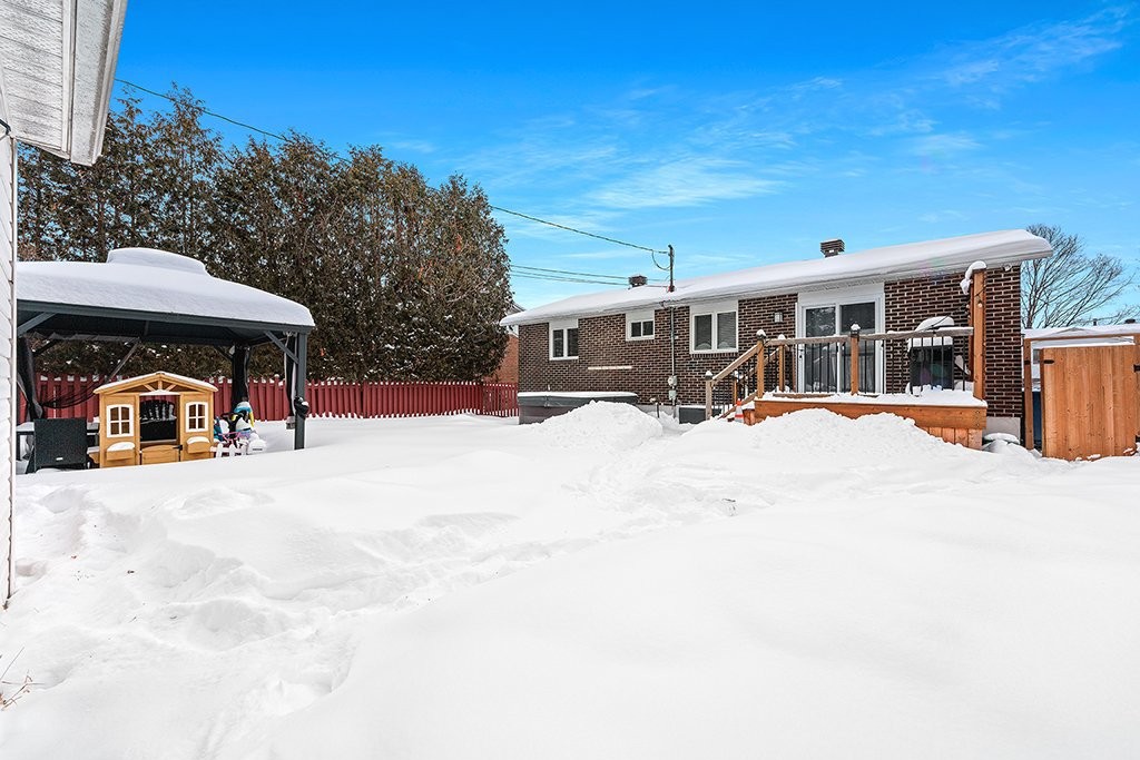 









586


Rue Louis-Cousineau

,
Gatineau (Aylmer),




QC
J9H5J9

