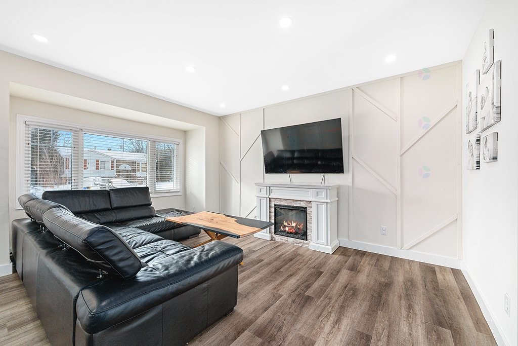 









586


Rue Louis-Cousineau

,
Gatineau (Aylmer),




QC
J9H5J9

