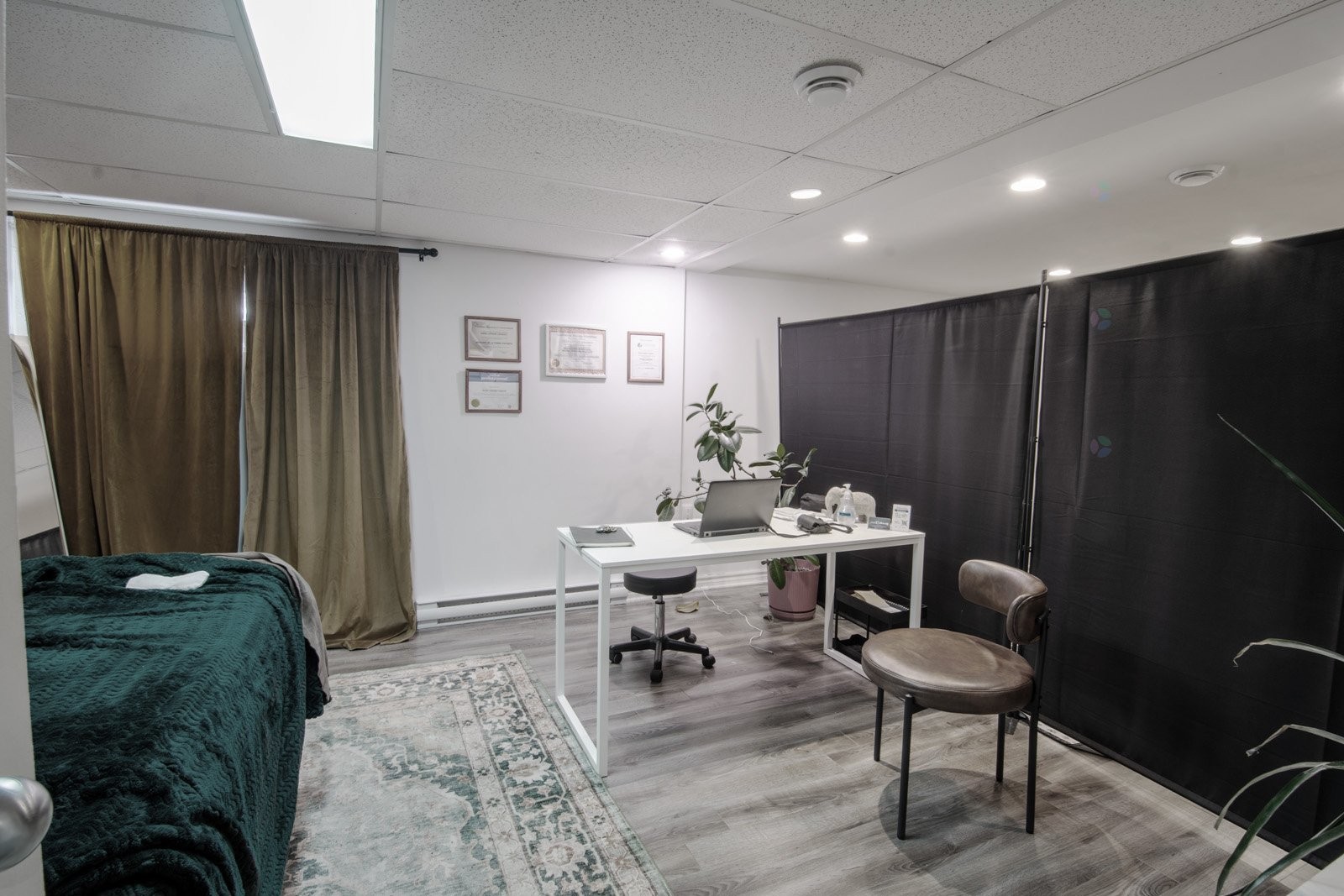 









1715A


Av. Bourgogne

,
Chambly,




QC
J3L1Y8

