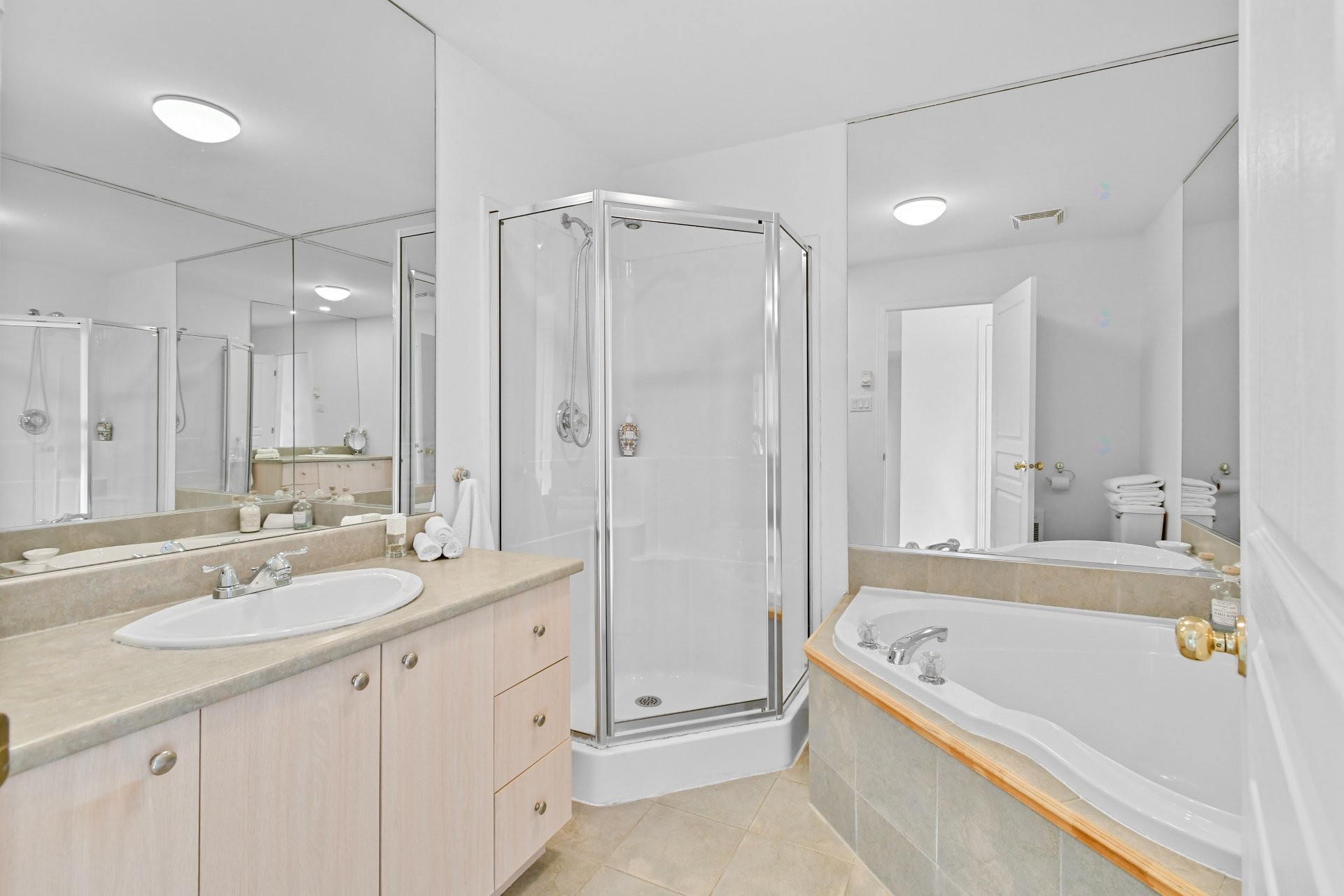 









1559


Rue de l'Everest

,
Montréal (Saint-Laurent),




QC
H2R2W6

