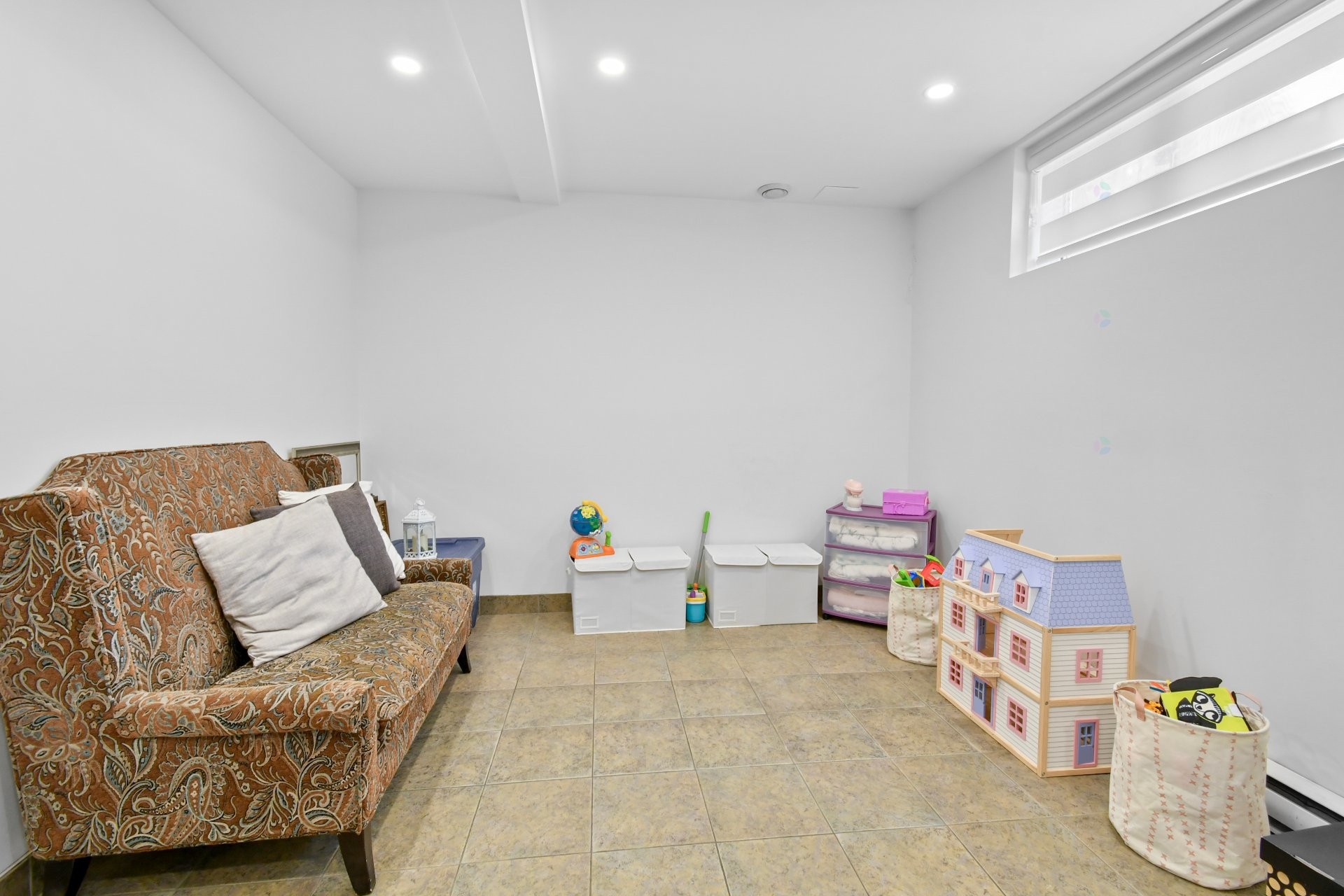 









1559


Rue de l'Everest

,
Montréal (Saint-Laurent),




QC
H2R2W6

