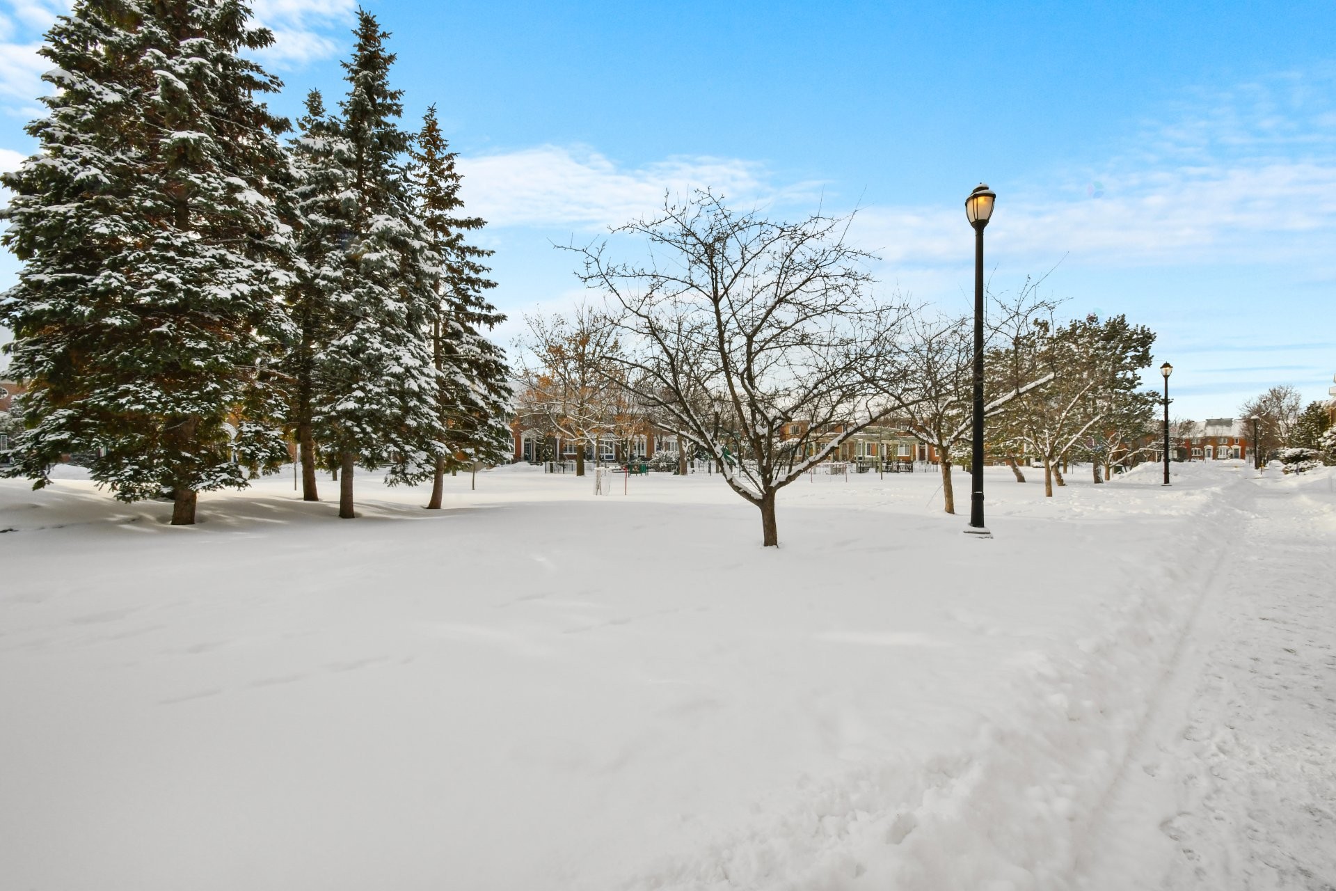 









1559


Rue de l'Everest

,
Montréal (Saint-Laurent),




QC
H2R2W6

