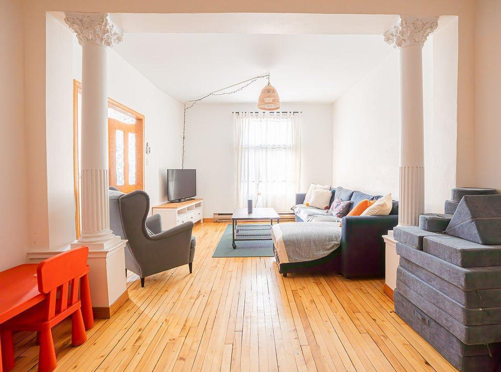 









5633

 - 5637B


14e Avenue

,
Montréal (Rosemont/La Petite-Patrie),




QC
H1X2W3

