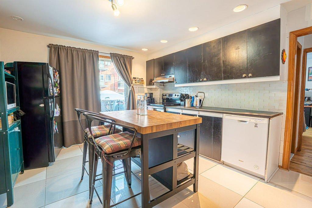 









5633

 - 5637B


14e Avenue

,
Montréal (Rosemont/La Petite-Patrie),




QC
H1X2W3

