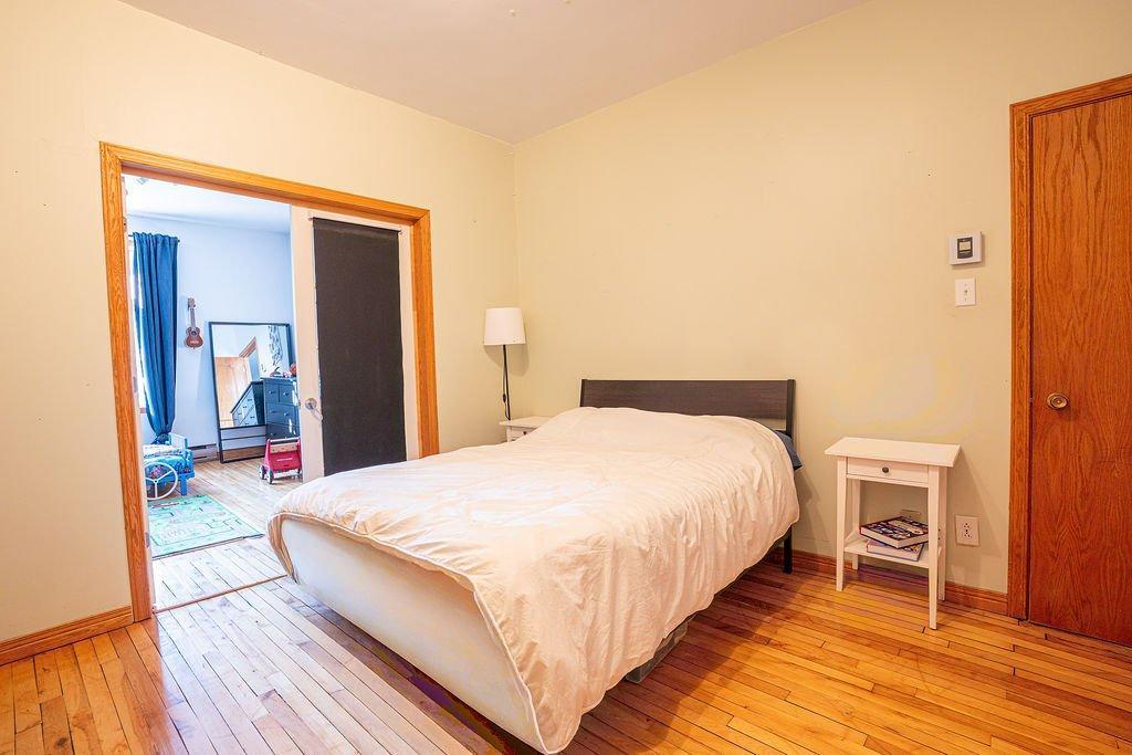









5633

 - 5637B


14e Avenue

,
Montréal (Rosemont/La Petite-Patrie),




QC
H1X2W3

