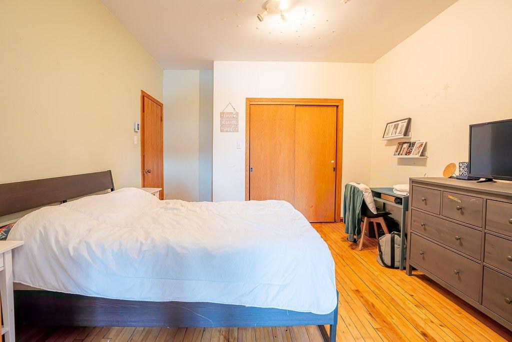 









5633

 - 5637B


14e Avenue

,
Montréal (Rosemont/La Petite-Patrie),




QC
H1X2W3

