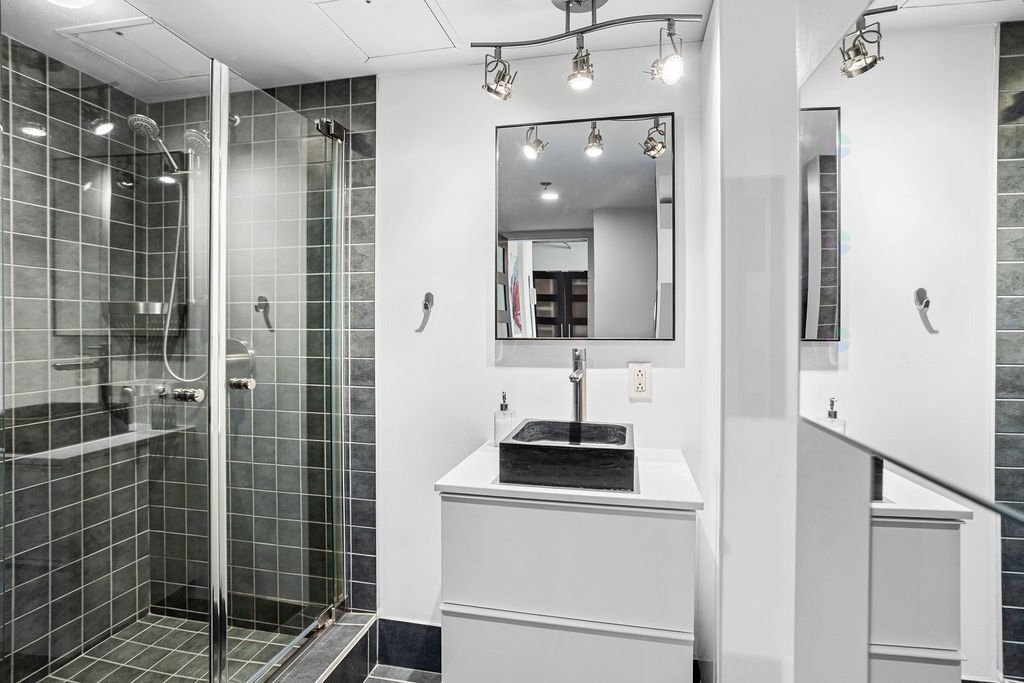 









450


Place Fabien-Drapeau

, 404,
Sainte-Thérèse,




QC
J7E5W6

