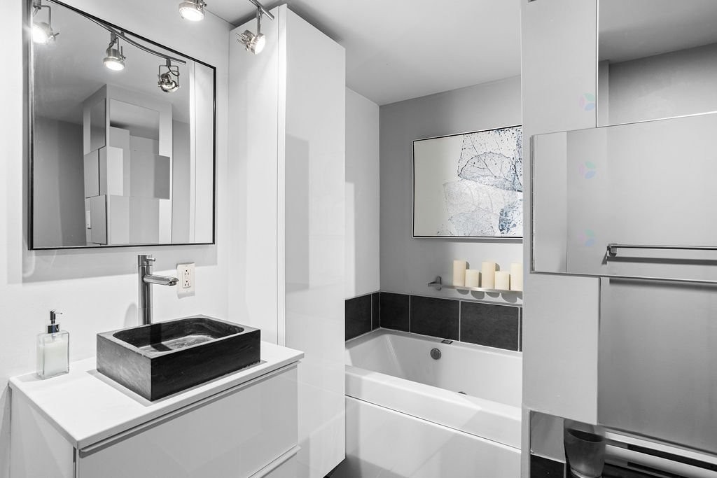 









450


Place Fabien-Drapeau

, 404,
Sainte-Thérèse,




QC
J7E5W6

