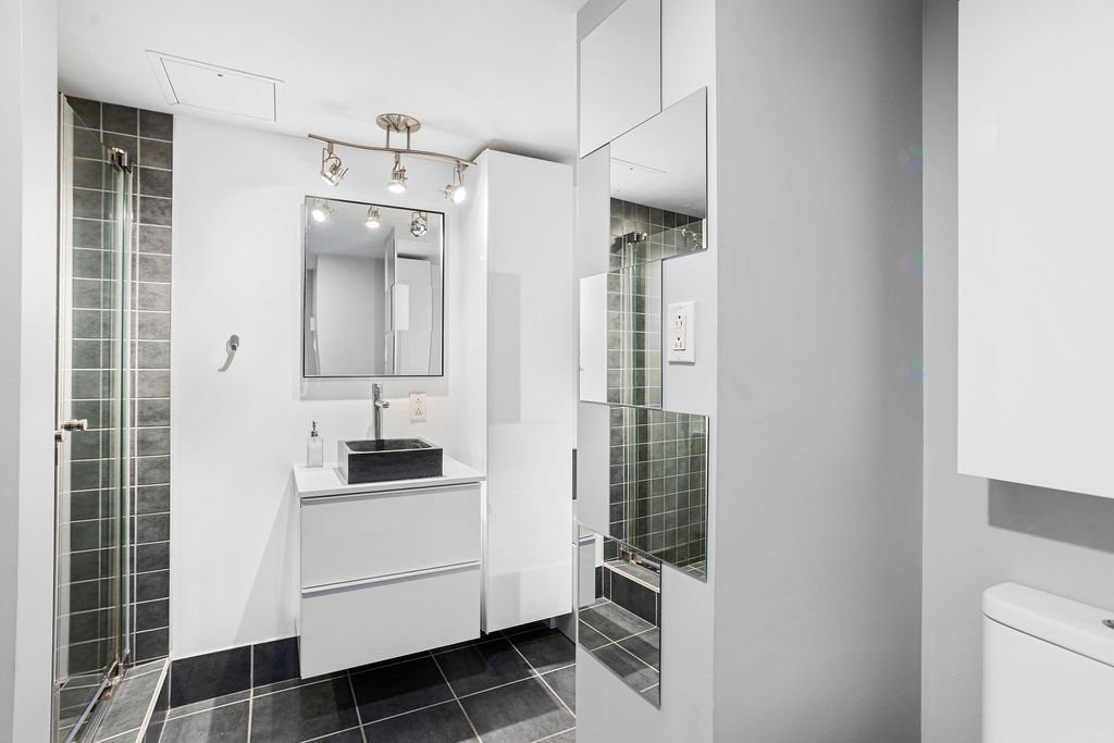 









450


Place Fabien-Drapeau

, 404,
Sainte-Thérèse,




QC
J7E5W6

