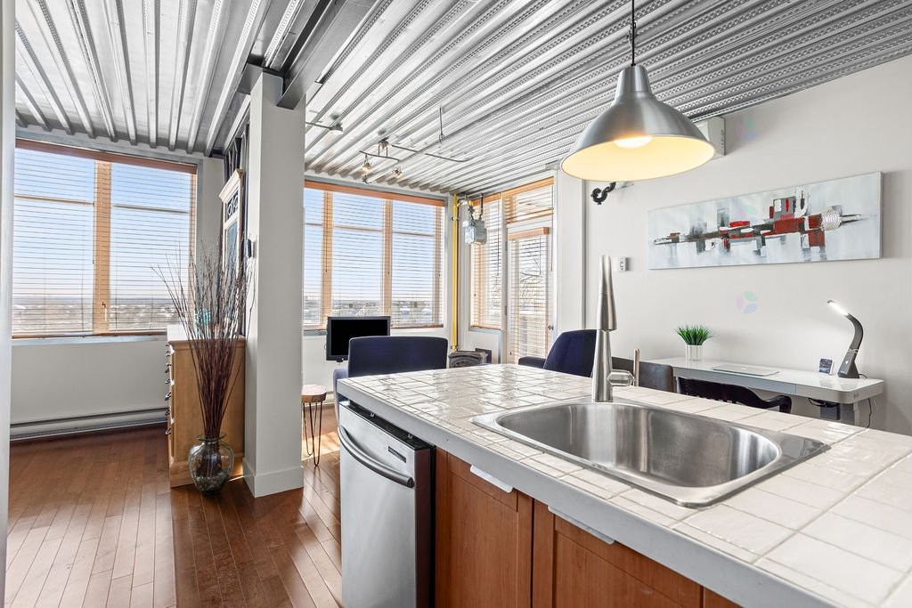 









450


Place Fabien-Drapeau

, 404,
Sainte-Thérèse,




QC
J7E5W6

