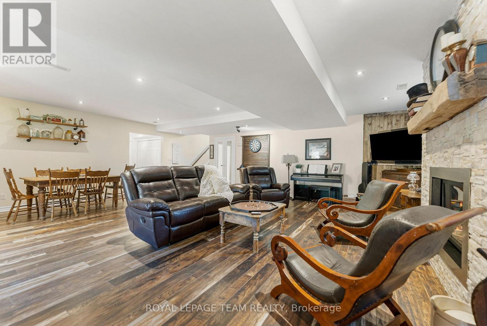 












230 OPEONGO ROAD

,
Renfrew,




Ontario
K7V2T5

