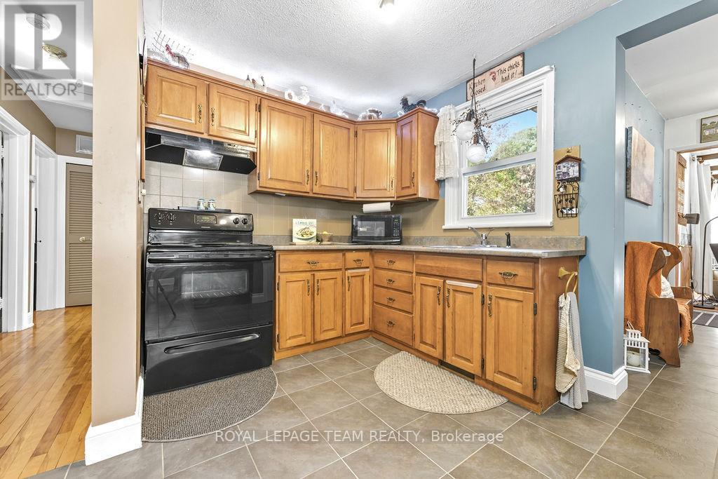 












144 OPEONGO ROAD

,
Renfrew,




Ontario
K7V2T5

