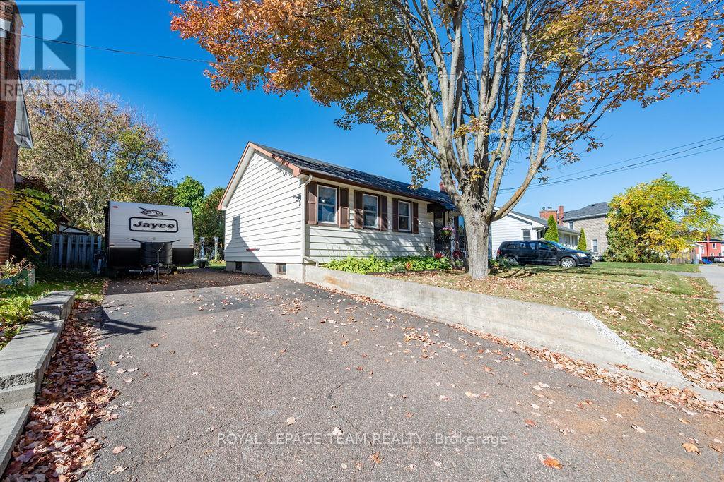 












144 OPEONGO ROAD

,
Renfrew,




Ontario
K7V2T5

