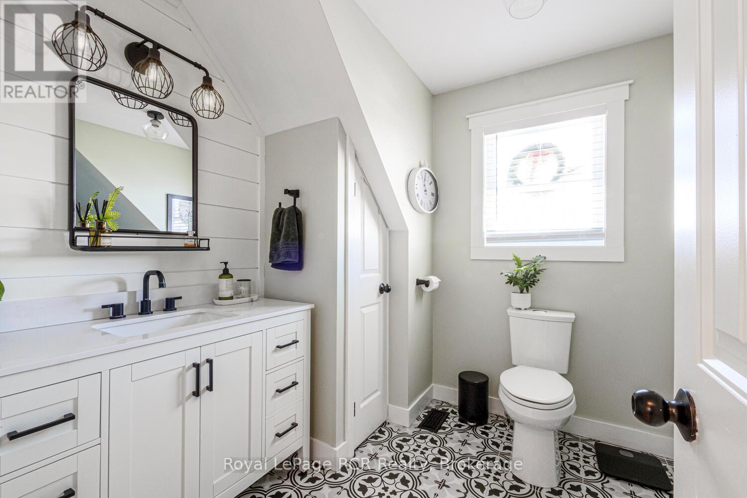 












453 8TH A AVENUE E

,
Owen Sound,




Ontario
N4K6S8

