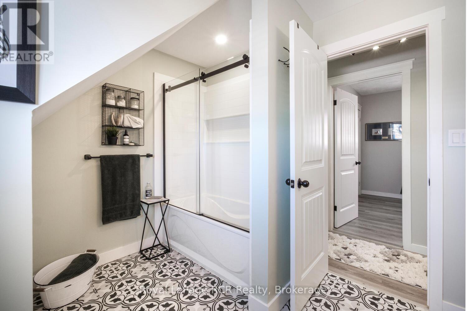 












453 8TH A AVENUE E

,
Owen Sound,




Ontario
N4K6S8

