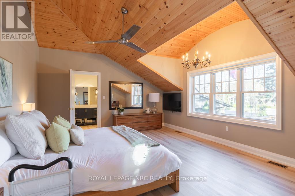 












50 HILLCREST AVENUE

,
St. Catharines (Old Glenridge),




Ontario
L2R4Y1

