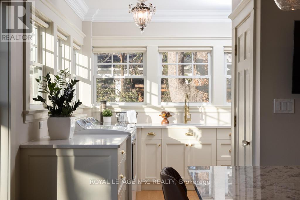 












50 HILLCREST AVENUE

,
St. Catharines (Old Glenridge),




Ontario
L2R4Y1

