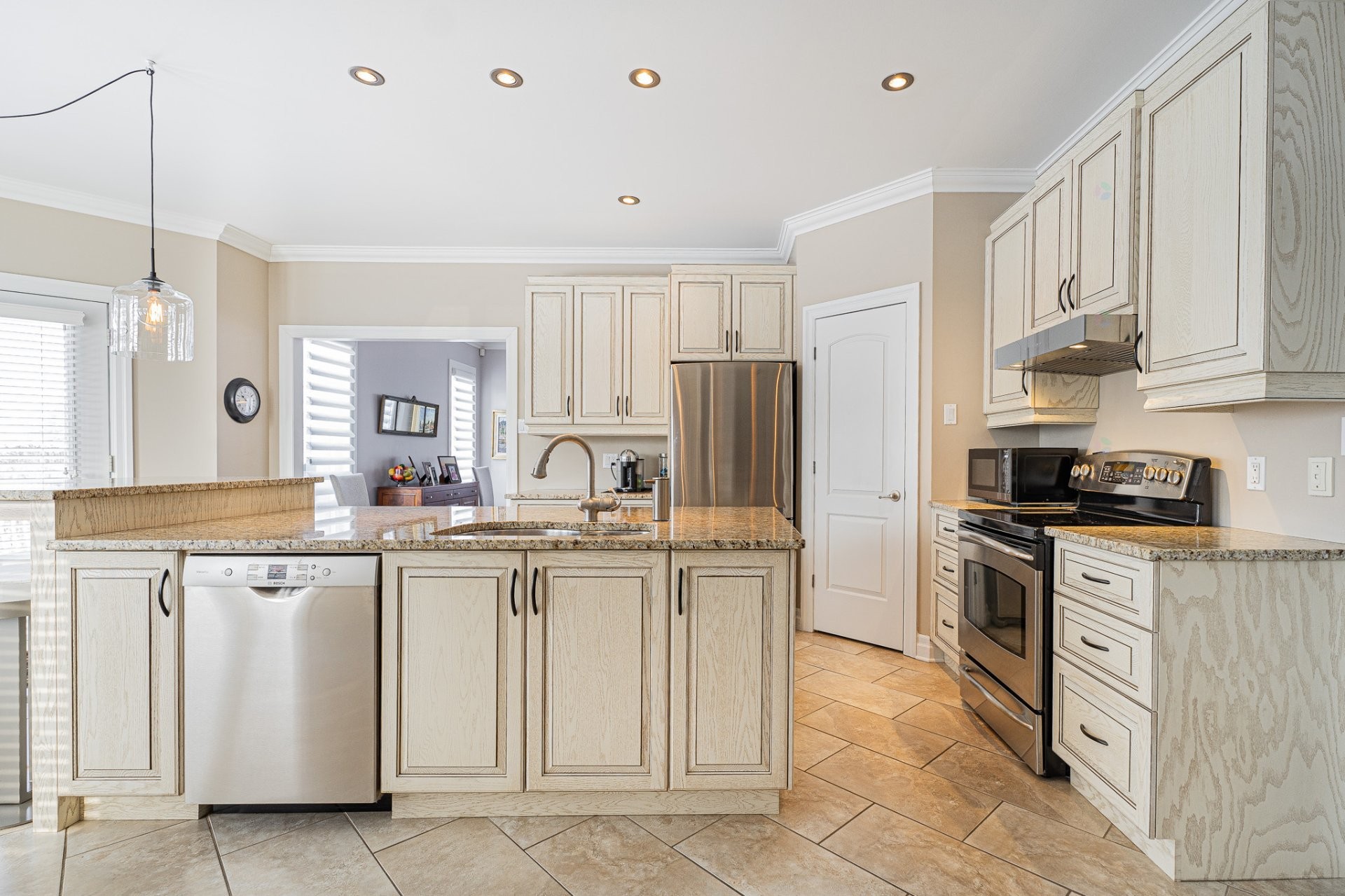 









9180


Crois. Roussel

,
Brossard,




QC
J4X2R2

