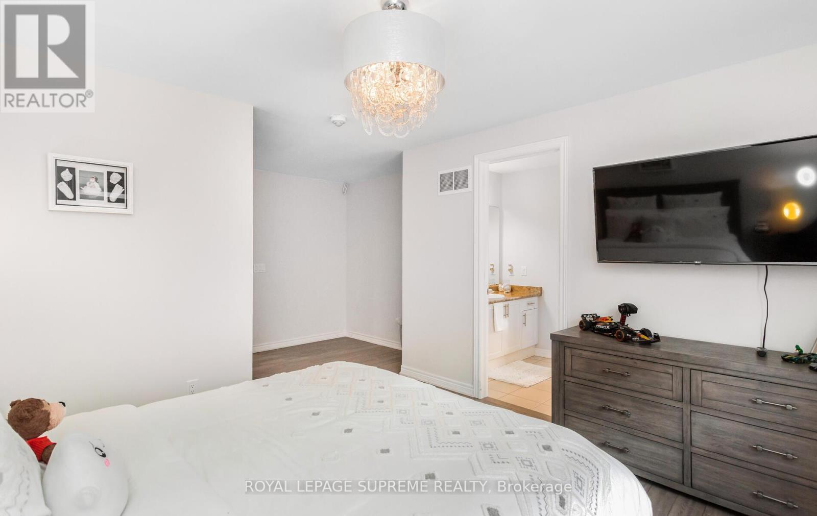 












95 SELBY CRESCENT

,
Bradford West Gwillimbury,




Ontario
L3Z0V3

