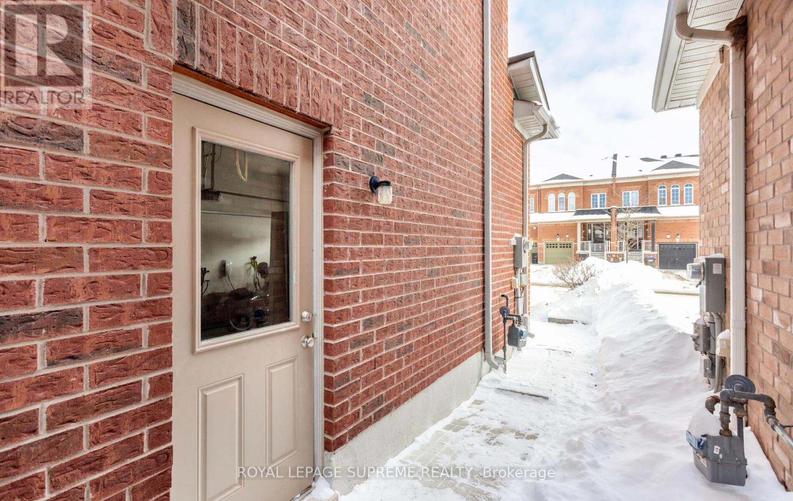 












95 SELBY CRESCENT

,
Bradford West Gwillimbury,




Ontario
L3Z0V3

