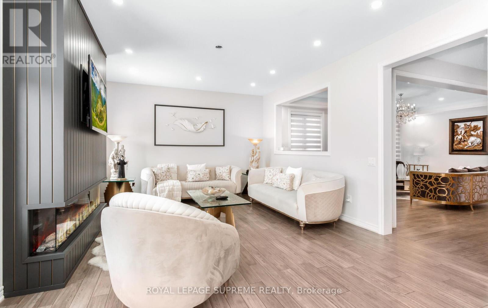 












95 SELBY CRESCENT

,
Bradford West Gwillimbury,




Ontario
L3Z0V3

