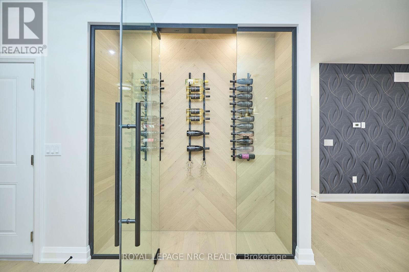 












1174 SPEARS ROAD

,
Fort Erie (Crescent Park),




Ontario
L2A4N1

