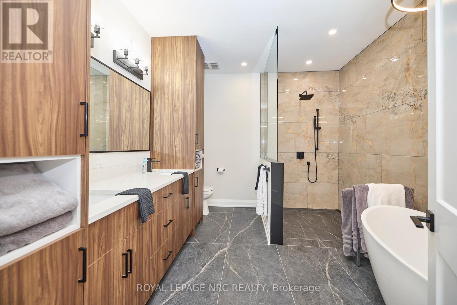 












1174 SPEARS ROAD

,
Fort Erie (Crescent Park),




Ontario
L2A4N1

