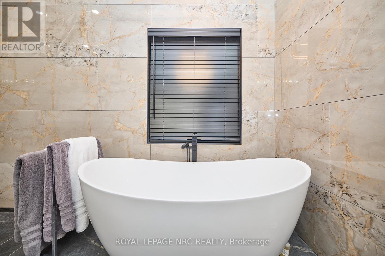 












1174 SPEARS ROAD

,
Fort Erie (Crescent Park),




Ontario
L2A4N1

