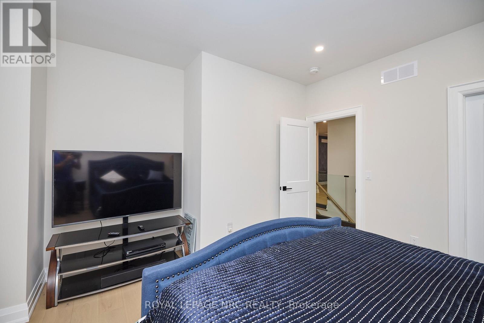 












1174 SPEARS ROAD

,
Fort Erie (Crescent Park),




Ontario
L2A4N1

