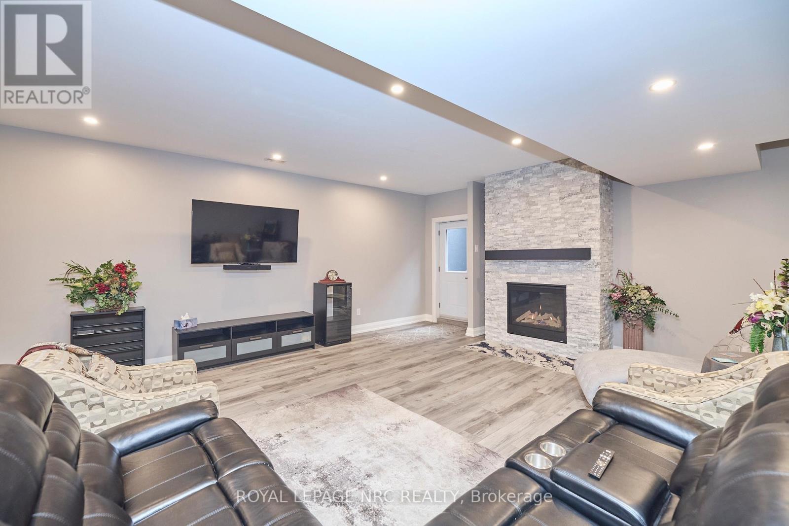 












1174 SPEARS ROAD

,
Fort Erie (Crescent Park),




Ontario
L2A4N1

