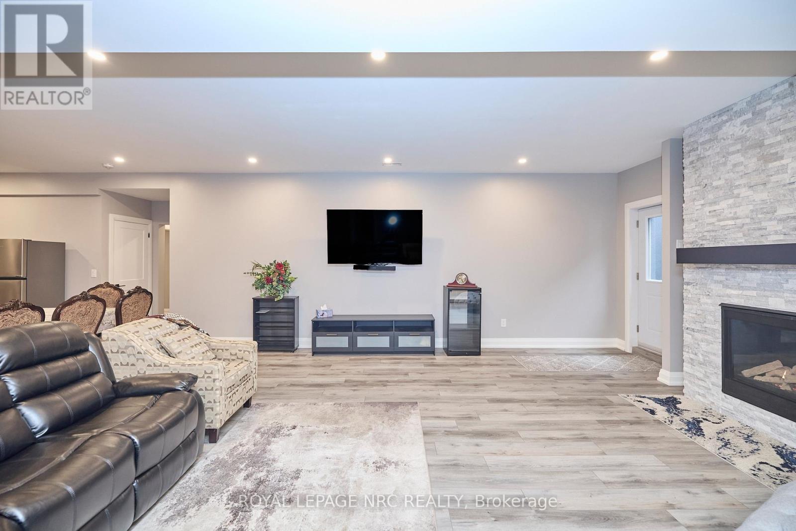 












1174 SPEARS ROAD

,
Fort Erie (Crescent Park),




Ontario
L2A4N1

