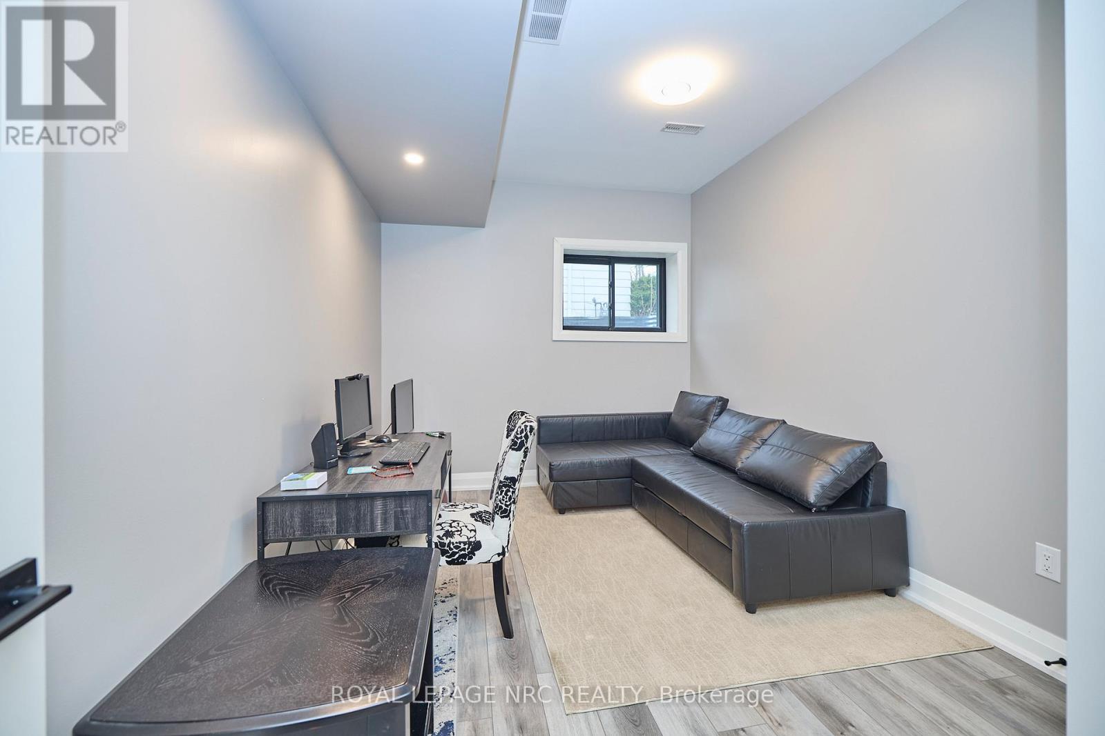 












1174 SPEARS ROAD

,
Fort Erie (Crescent Park),




Ontario
L2A4N1

