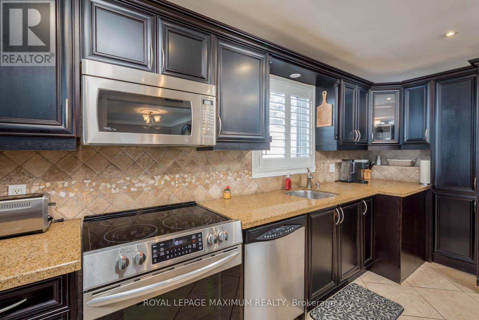 












33 ALICE CRESCENT

,
Toronto,




Ontario
M1R4N6

