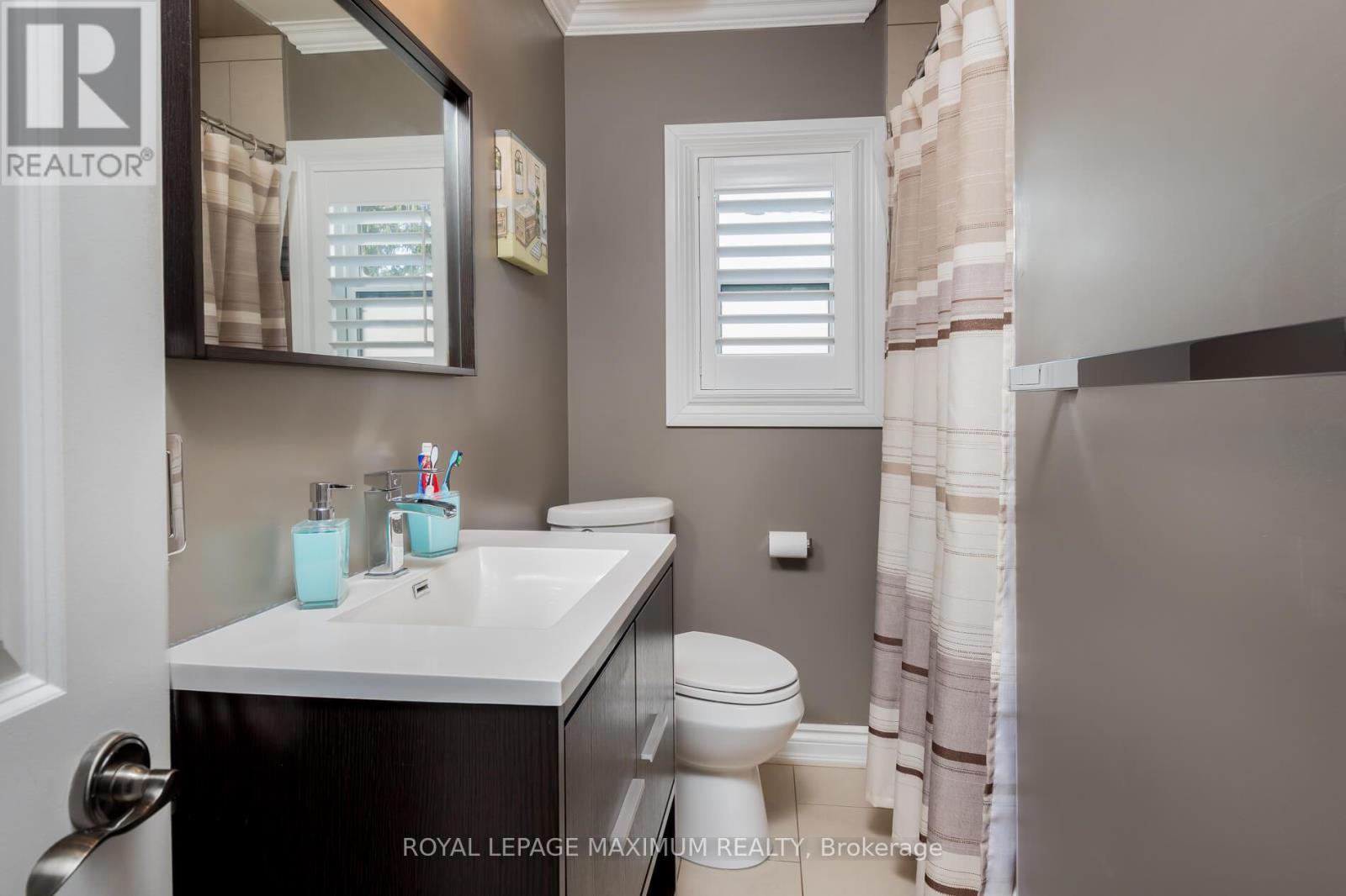 












33 ALICE CRESCENT

,
Toronto,




Ontario
M1R4N6

