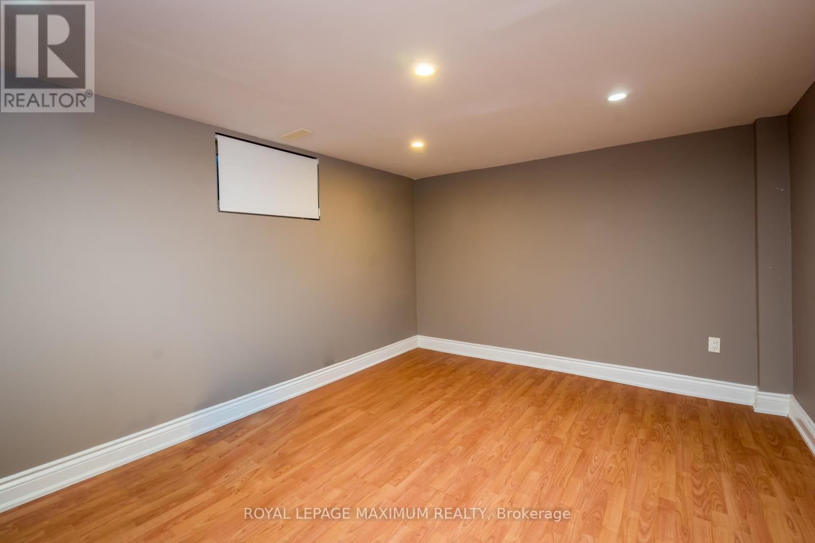 












33 ALICE CRESCENT

,
Toronto,




Ontario
M1R4N6

