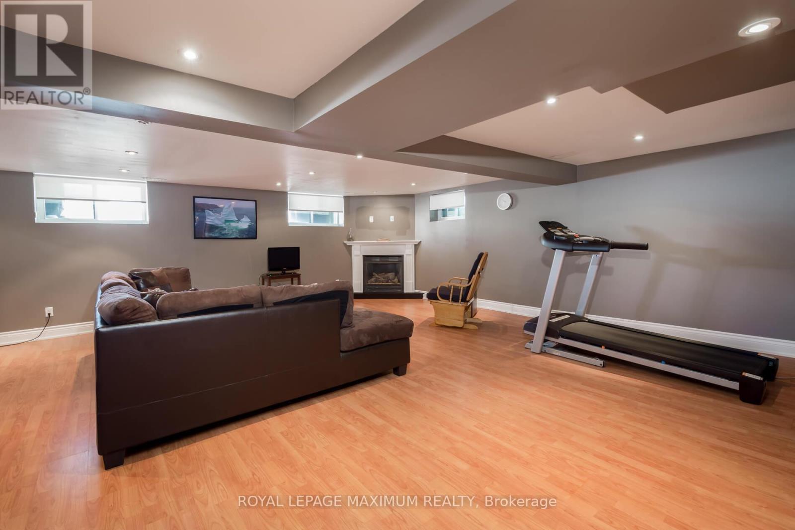 












33 ALICE CRESCENT

,
Toronto,




Ontario
M1R4N6

