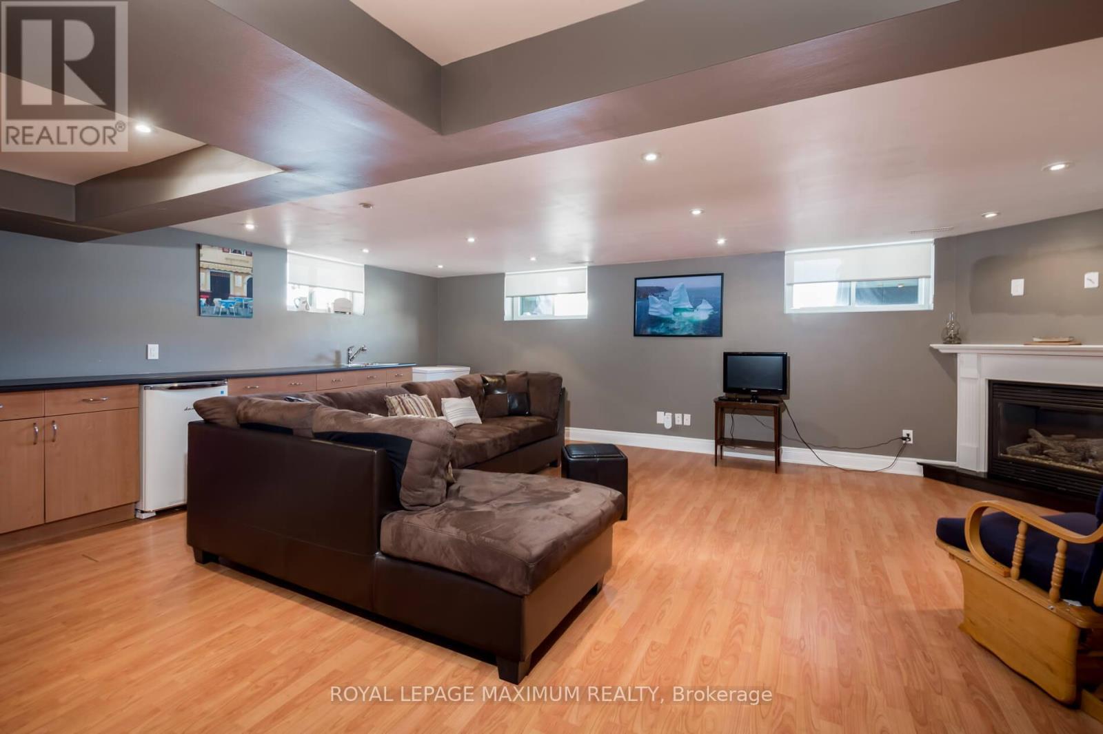 












33 ALICE CRESCENT

,
Toronto,




Ontario
M1R4N6

