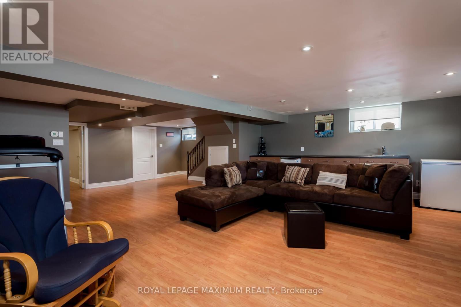 












33 ALICE CRESCENT

,
Toronto,




Ontario
M1R4N6

