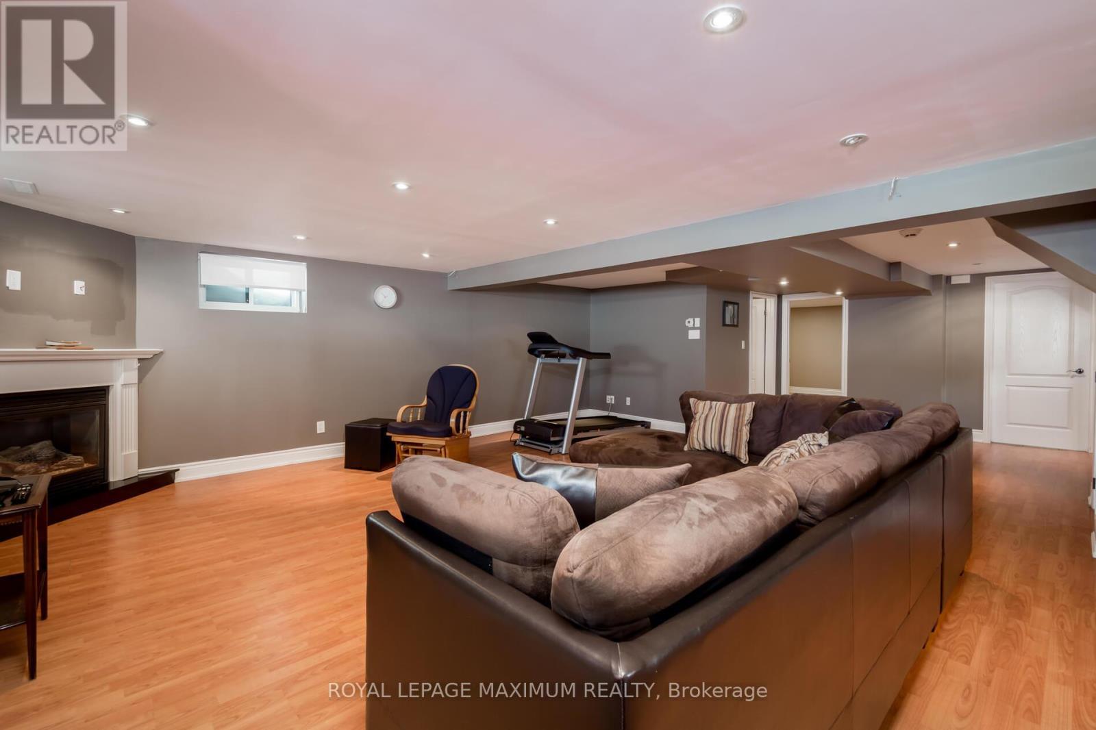 












33 ALICE CRESCENT

,
Toronto,




Ontario
M1R4N6

