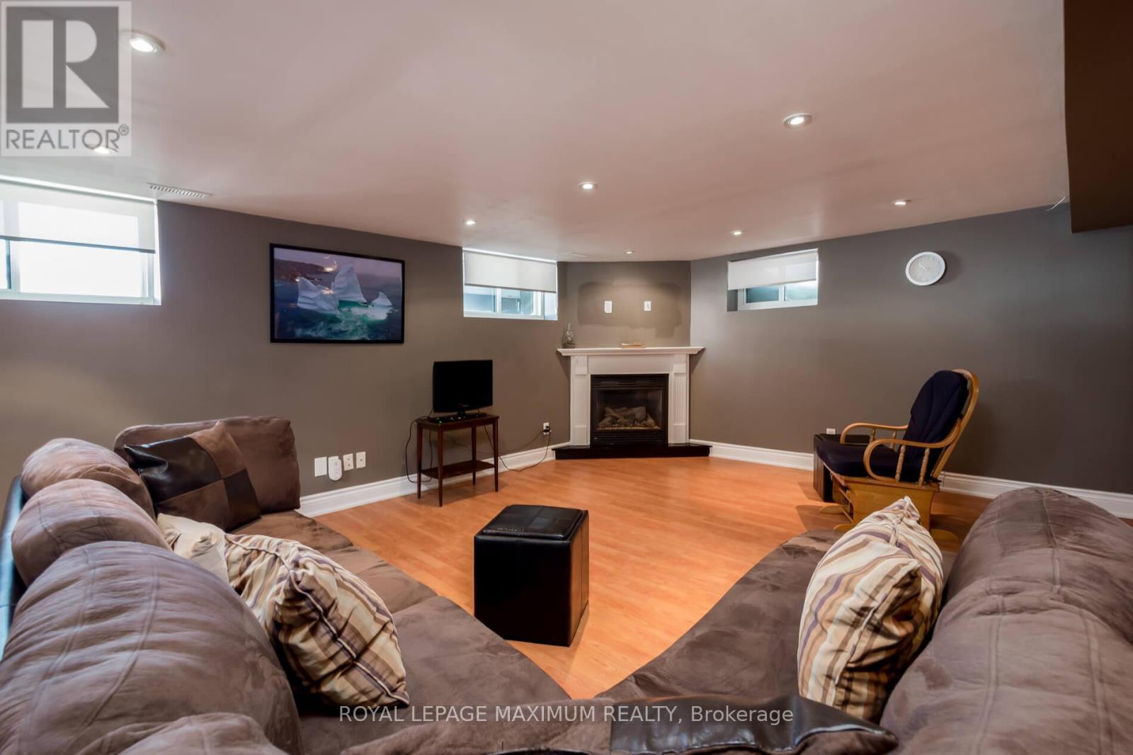 












33 ALICE CRESCENT

,
Toronto,




Ontario
M1R4N6

