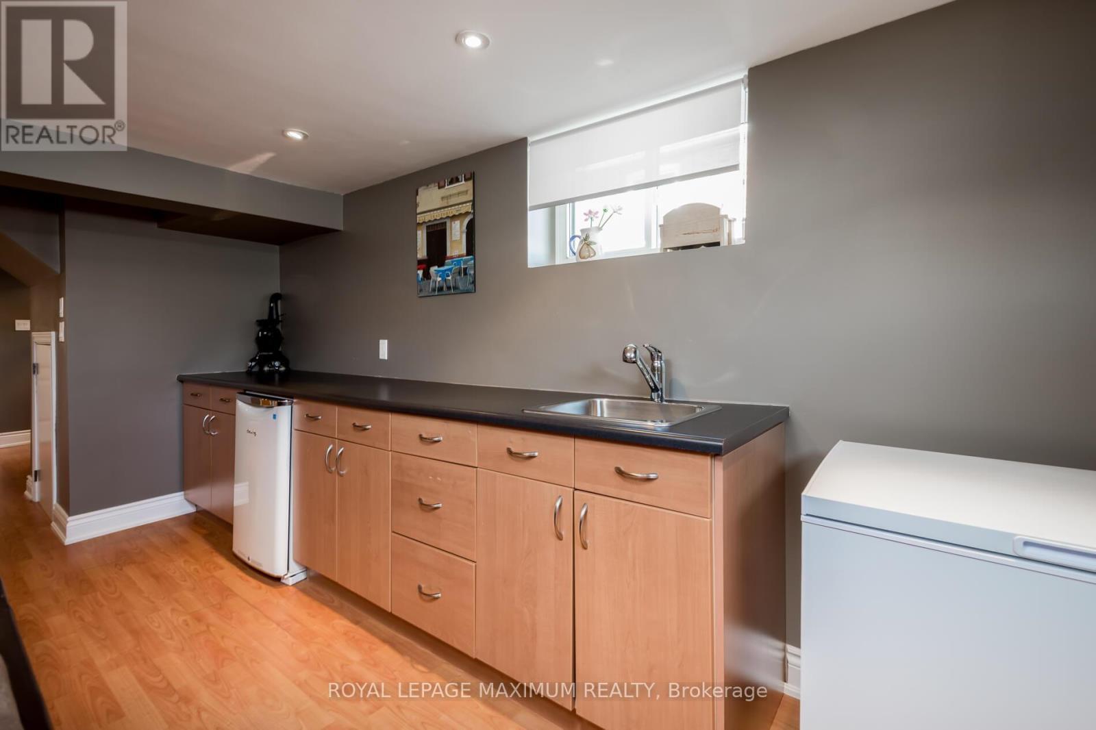 












33 ALICE CRESCENT

,
Toronto,




Ontario
M1R4N6

