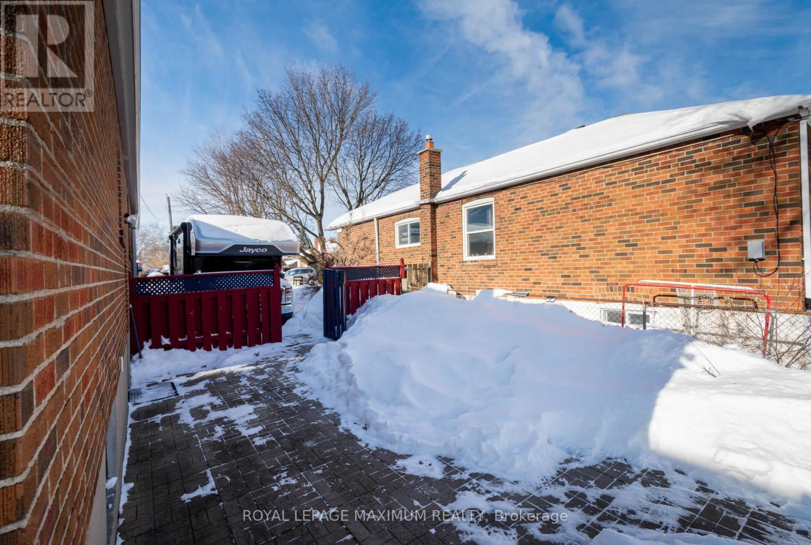 












33 ALICE CRESCENT

,
Toronto,




Ontario
M1R4N6

