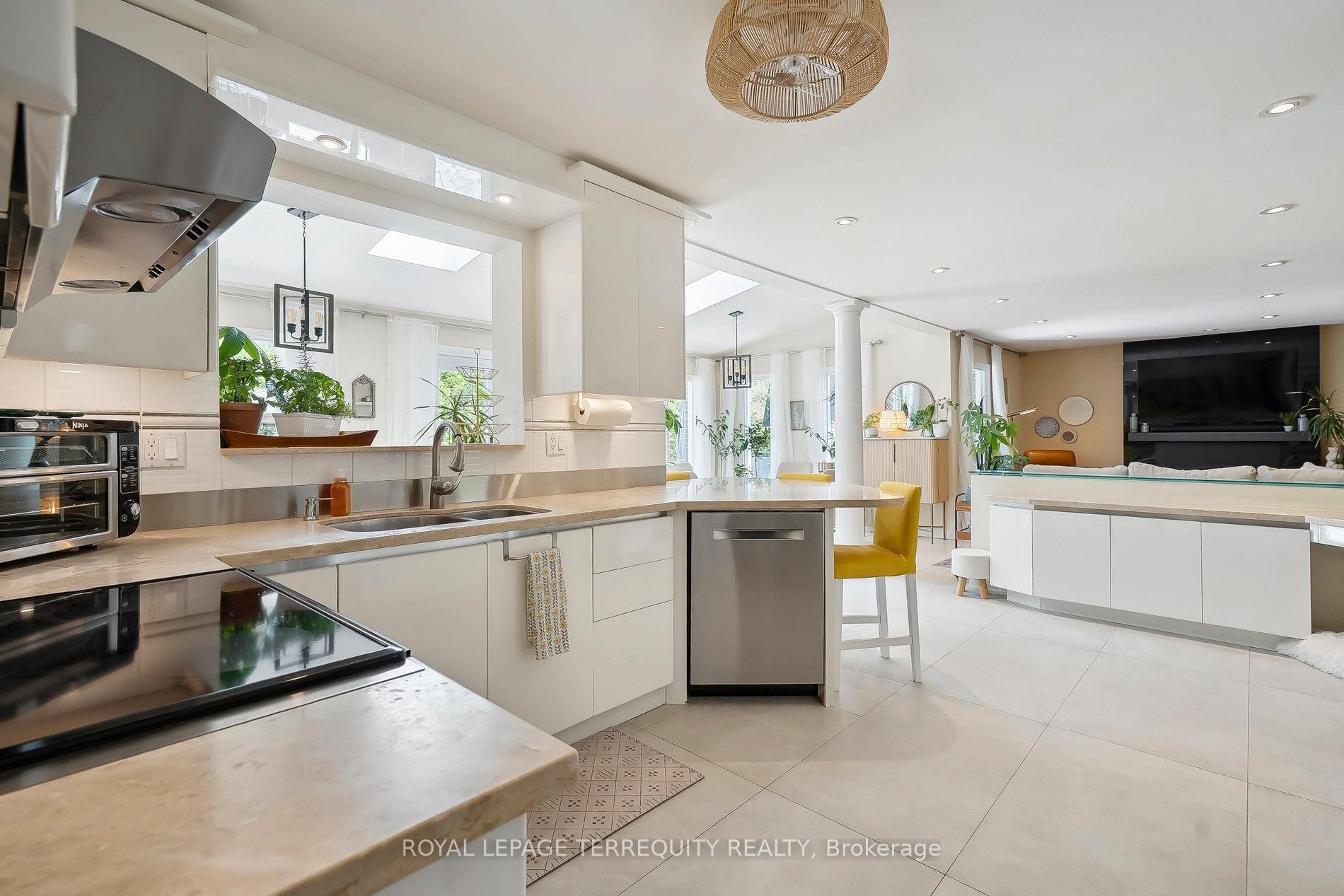 









219


Valleyview

Court,
Oakville,




ON
L6L 5H9

