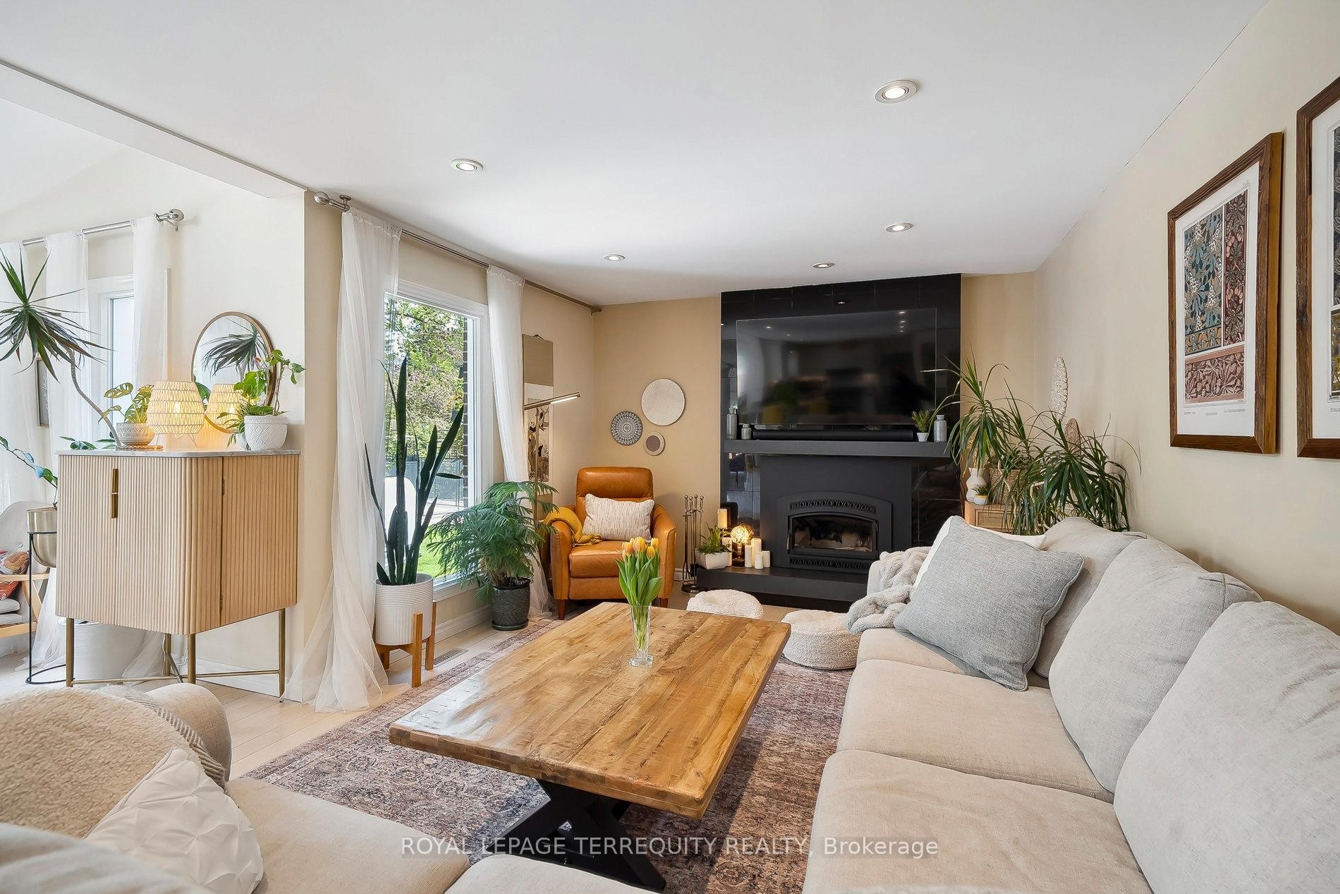 









219


Valleyview

Court,
Oakville,




ON
L6L 5H9

