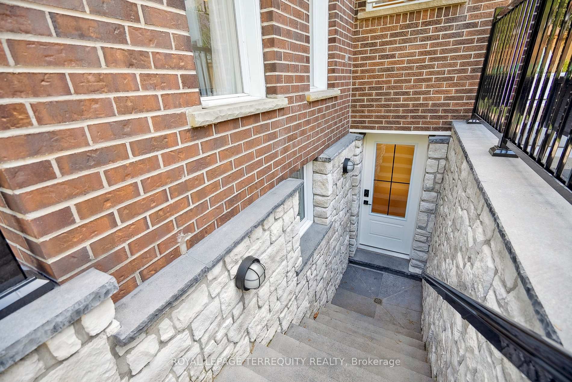 









219


Valleyview

Court,
Oakville,




ON
L6L 5H9

