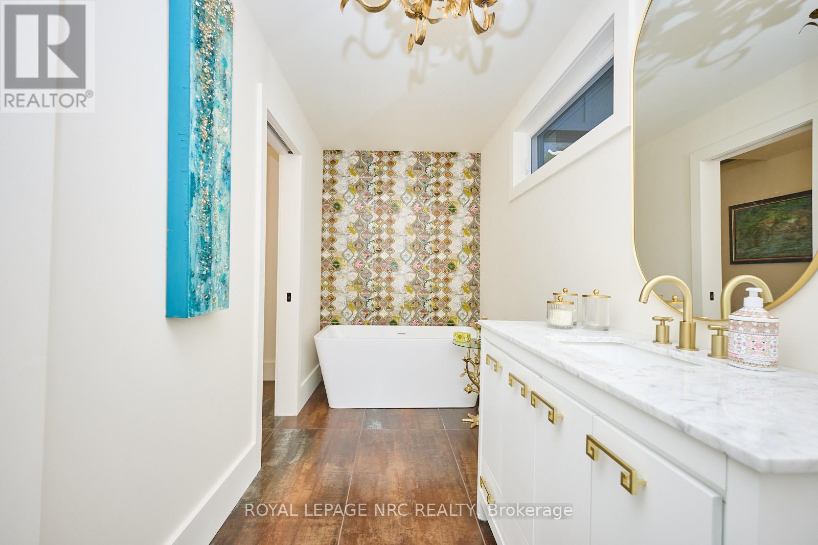 












1904 MACDONALD DRIVE

,
Fort Erie (Crescent Park),




Ontario
L2A5M4


