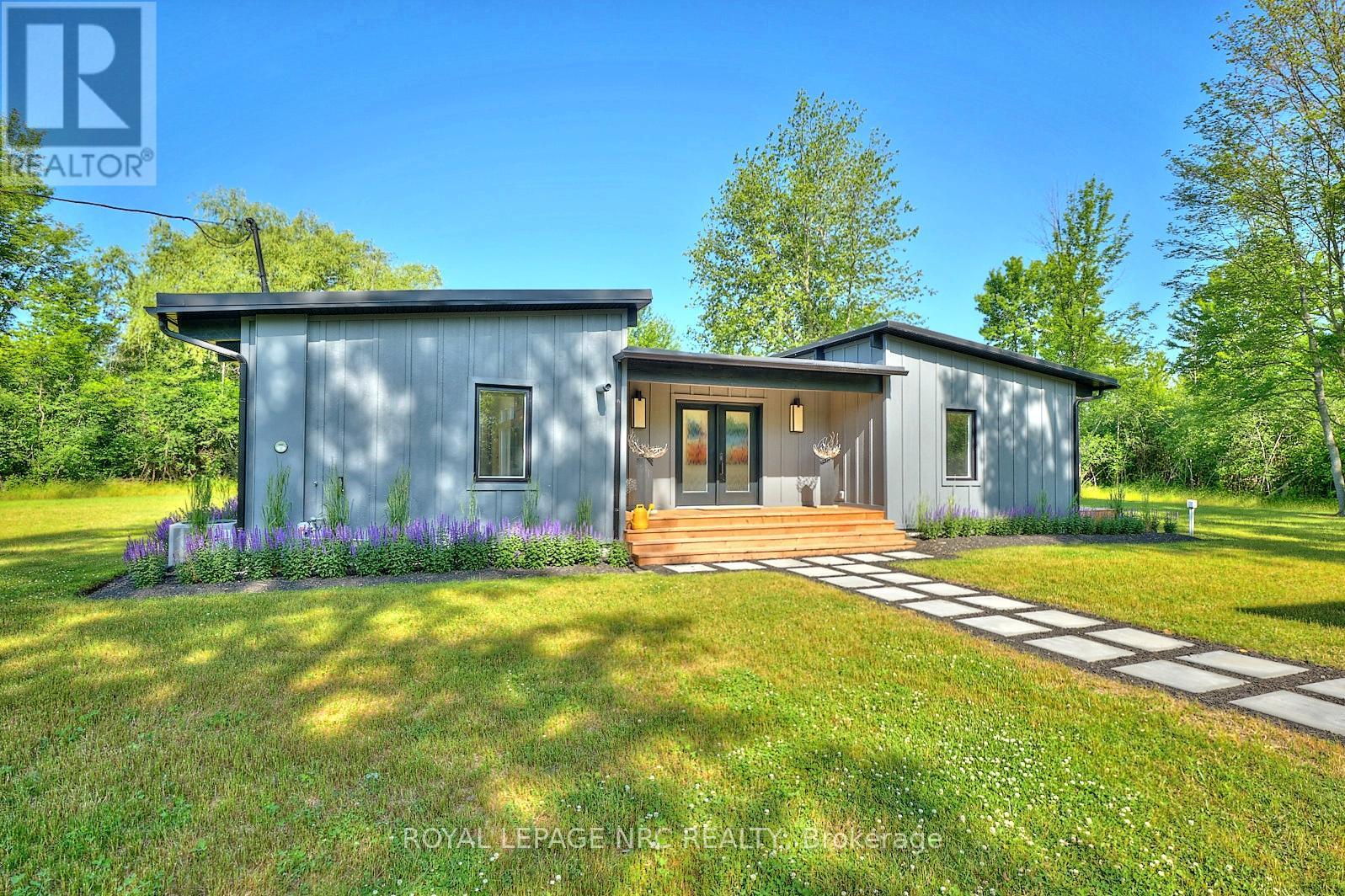 












1904 MACDONALD DRIVE

,
Fort Erie (Crescent Park),




Ontario
L2A5M4

