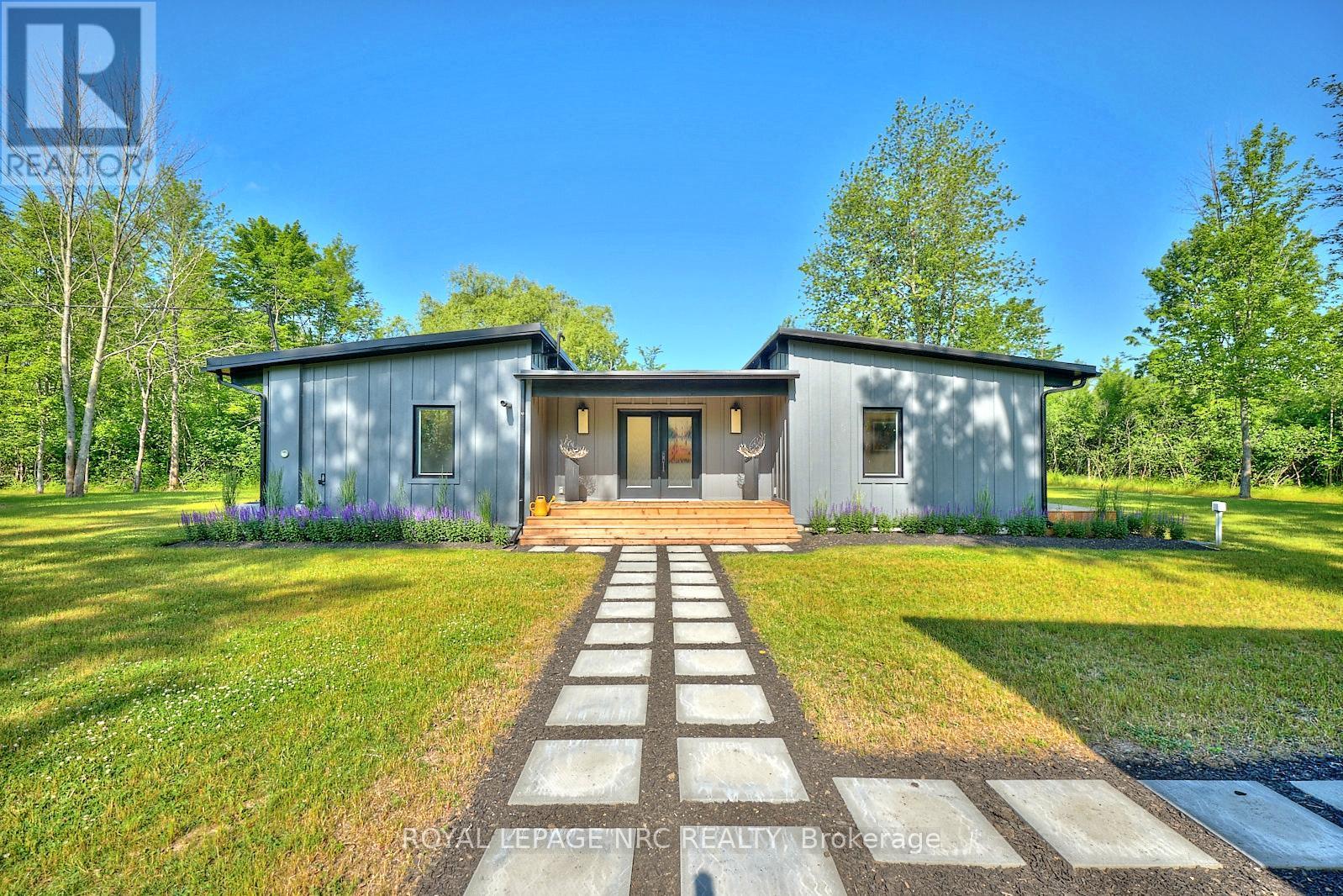 












1904 MACDONALD DRIVE

,
Fort Erie (Crescent Park),




Ontario
L2A5M4

