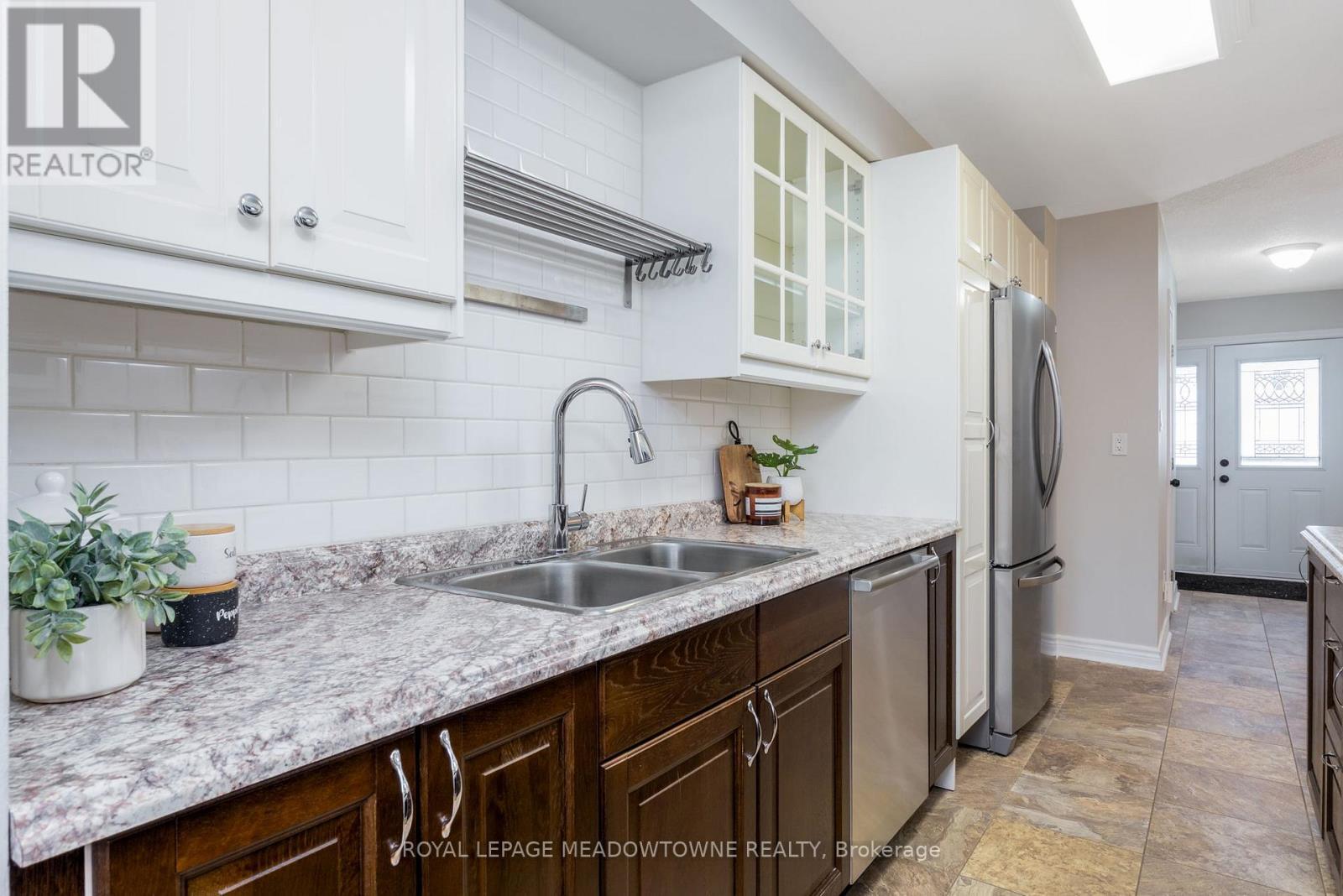 












51 LYNDEN CIRCLE

,
Halton Hills,




Ontario
L7G4Y7

