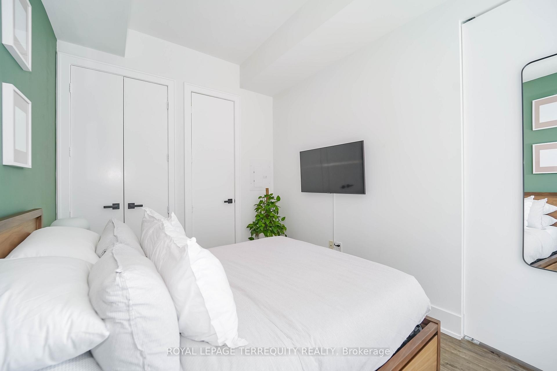 









29


Queens Quay

N/A East, 410,
Toronto,




ON
M5E 0A4

